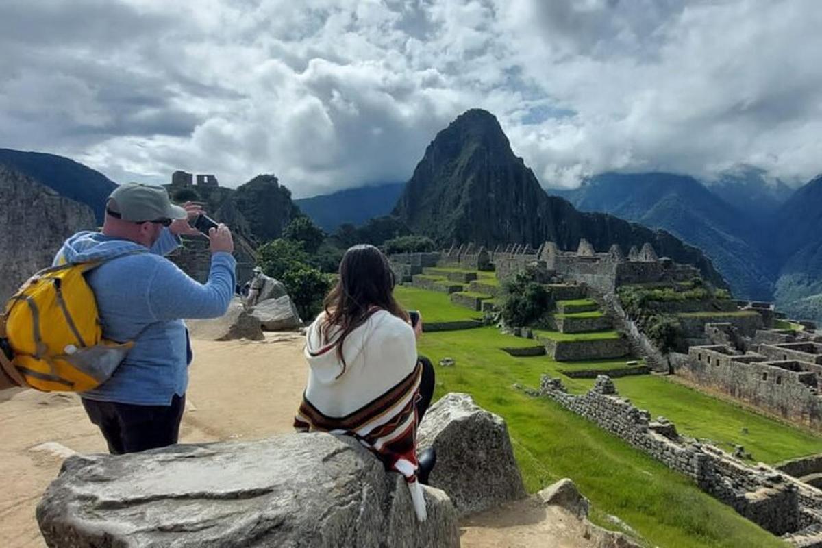 un uomo e una donna che scattano una foto di una rovina