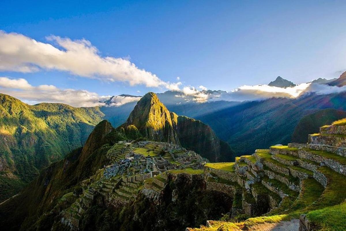 una vista di una montagna con nuvole nel cielo