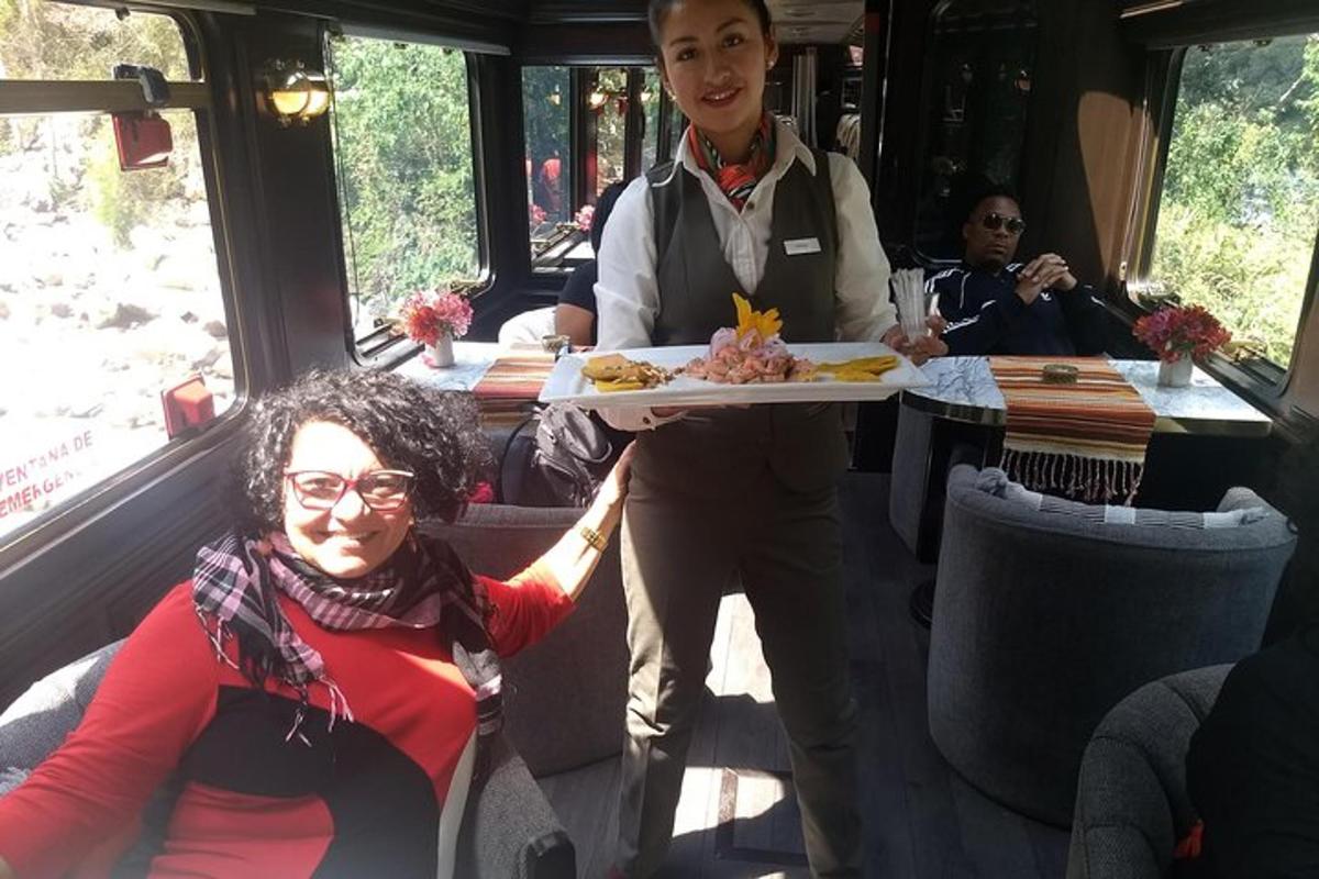 un uomo che tiene in mano un piatto di cibo su un treno