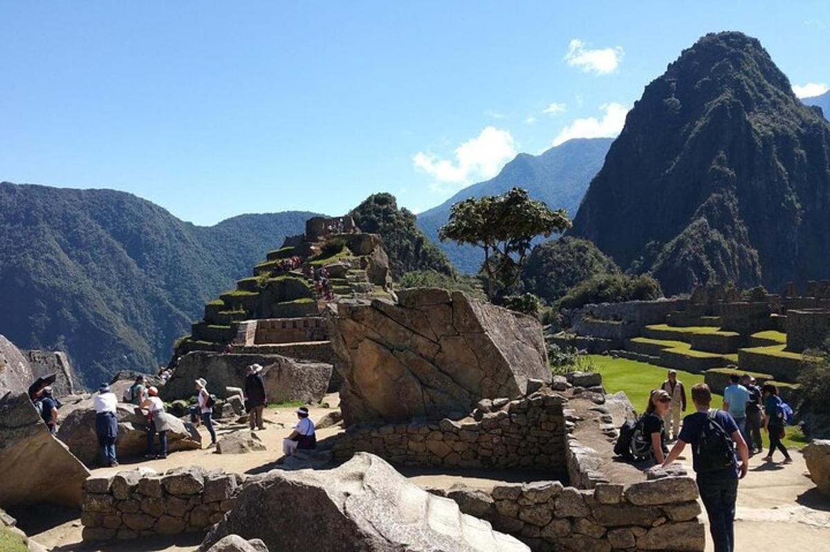 un gruppo di persone presso le rovine di una piramide