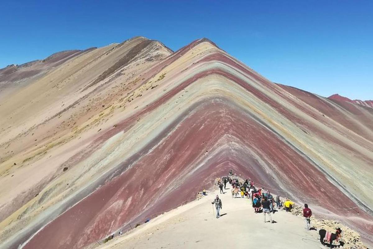 hópur fólks sem gengur umhverfis fjall