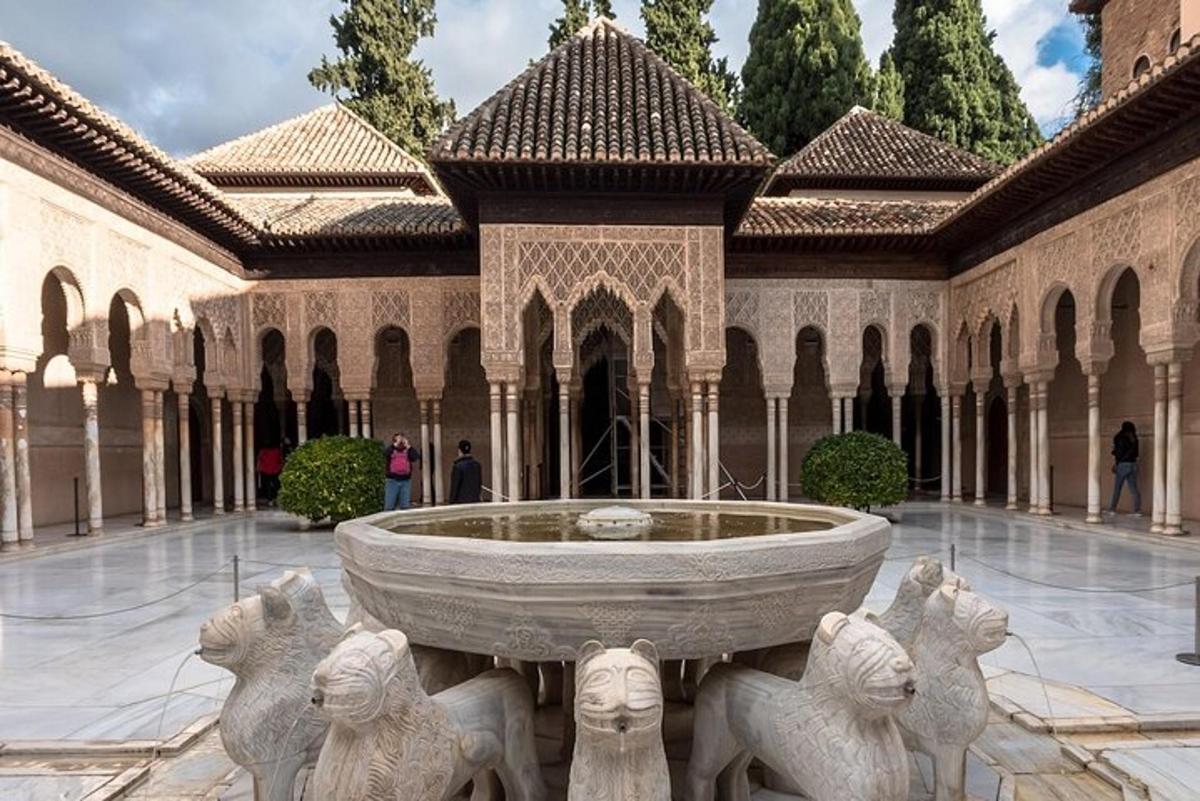 ein Brunnen in einem Innenhof mit einer Gruppe von Tieren