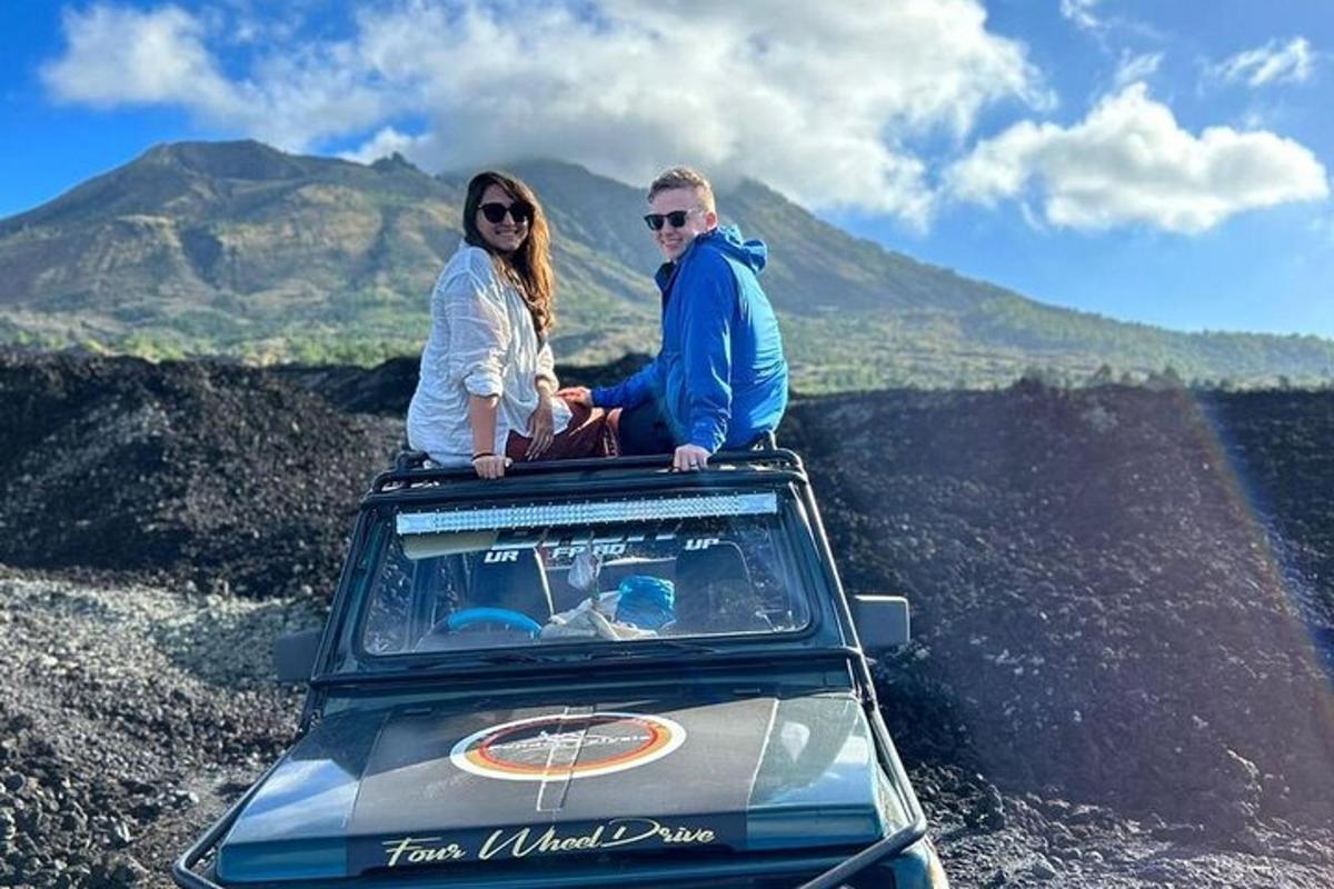 karlmaður og kona sitjandi ofan á bíl