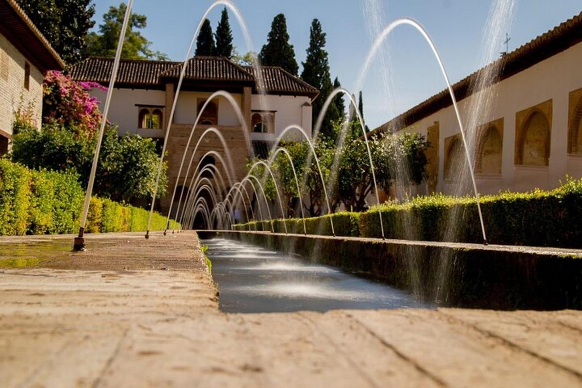 ein Brunnen vor einem Gebäude neben einer Straße