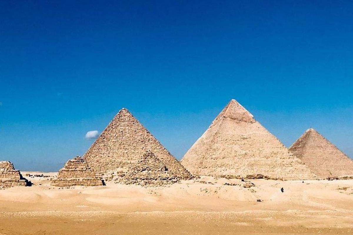 eine Gruppe von Pyramiden in der Wüste unter blauem Himmel