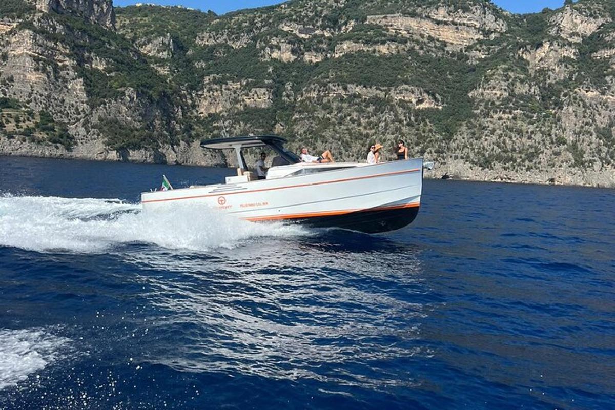 un grup de persones en un vaixell a l'aigua