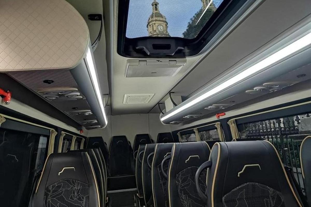 prázdný autobus s výhledem na hodinovou věž