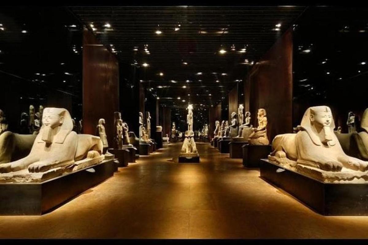 una stanza piena di statue in un museo