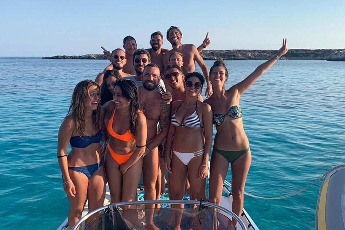 eine Gruppe von Menschen steht auf einem Boot im Wasser