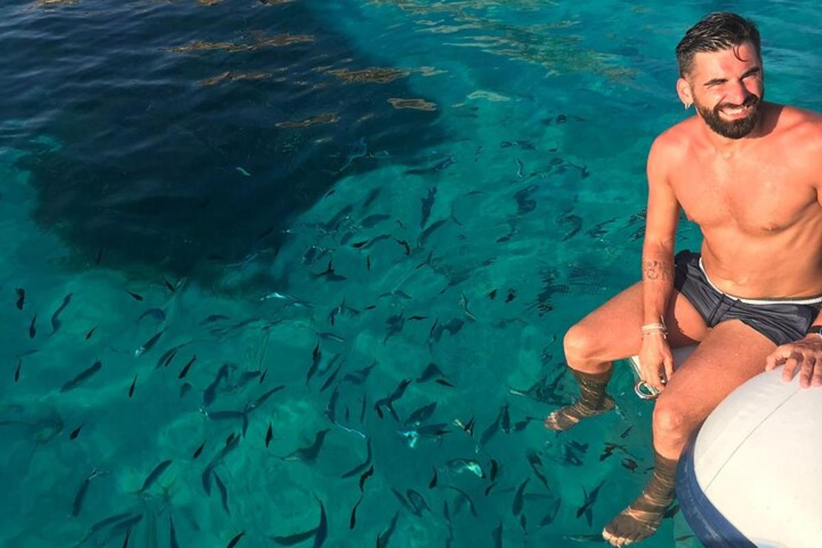 ein Mann, der auf einem Surfbrett im Wasser sitzt
