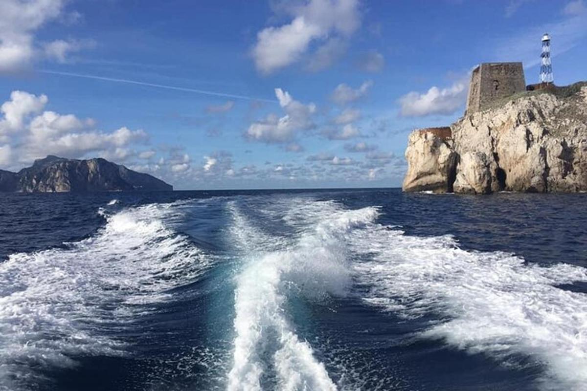 un vaixell a l'aigua amb una estela a l'oceà