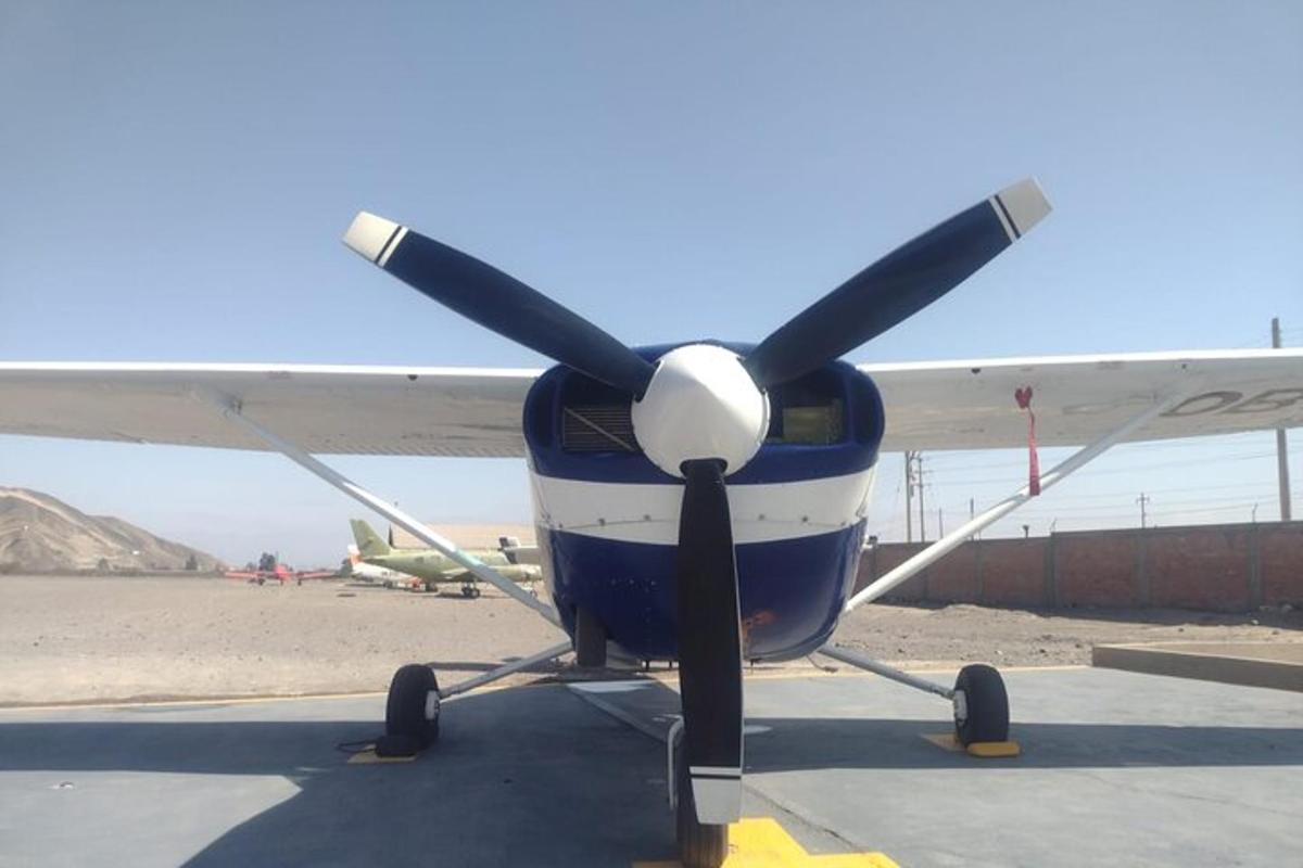 Blá og hvít flugvél á flugbrautinni
