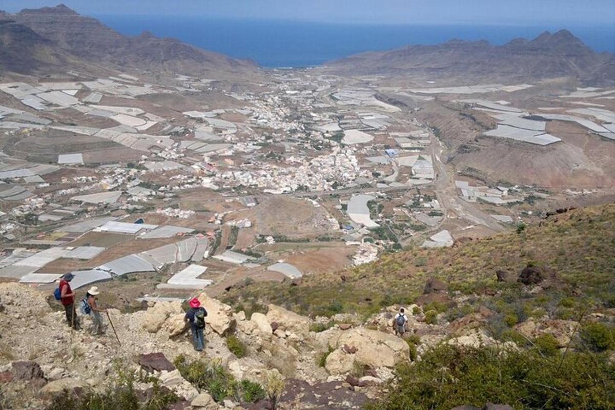 un gruppo di persone in piedi sulla cima di una montagna