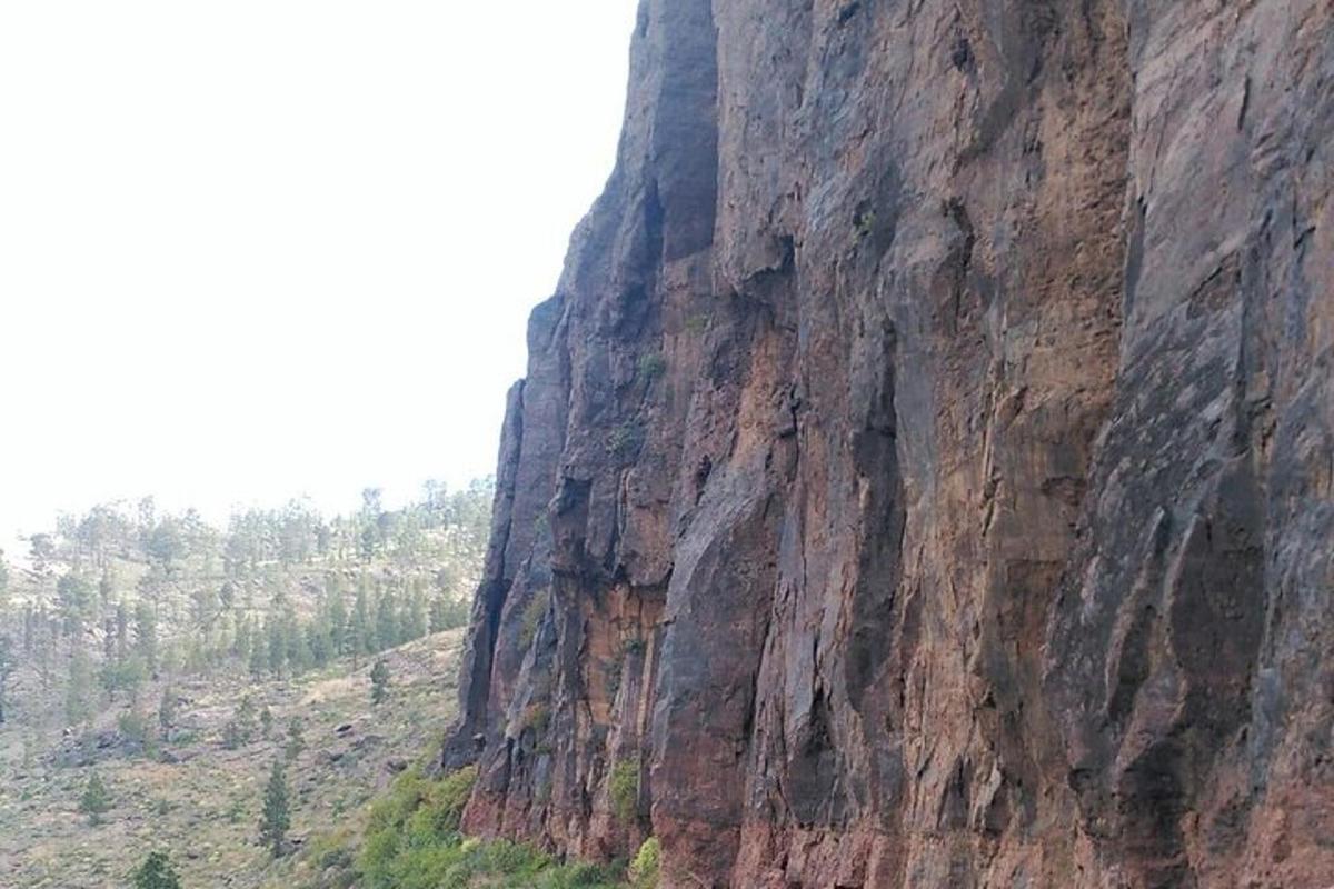 una grande parete rocciosa con una montagna