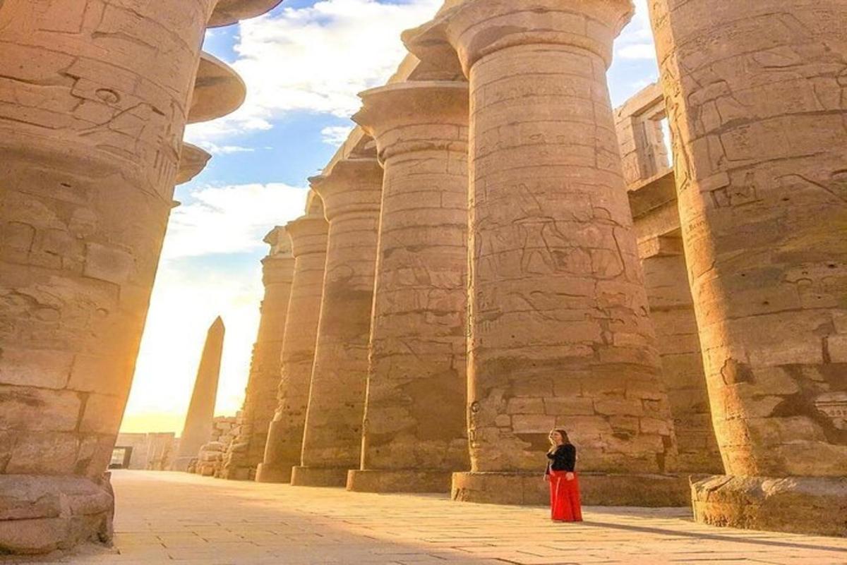una dona dempeus davant d'un edifici amb columnes