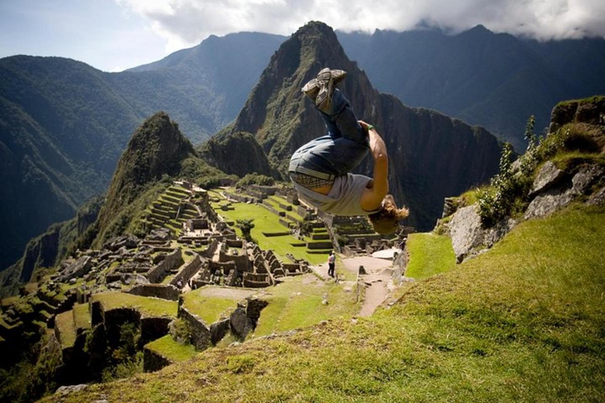 eine Person, die auf einem Berg einen Salto macht