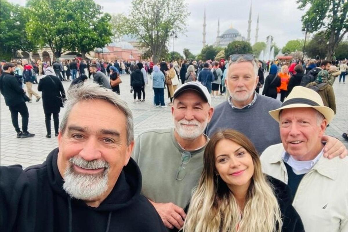 skupina lidí pózujících pro fotografii