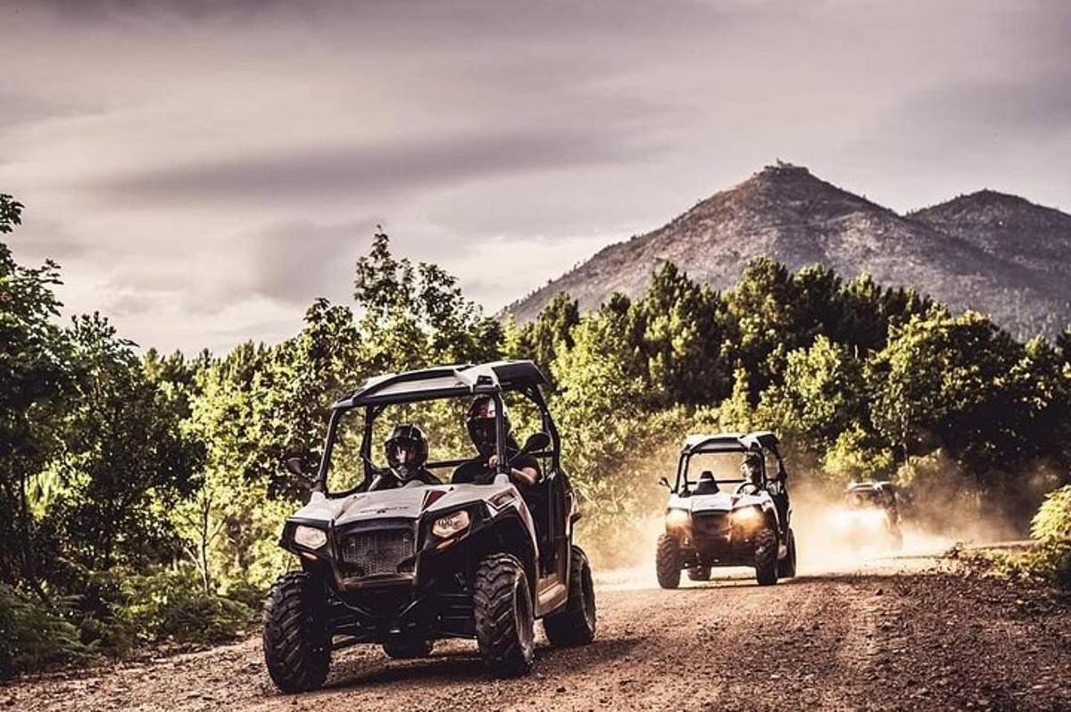 kaks ATV-d sõidavad džiibiga mööda kruusateed