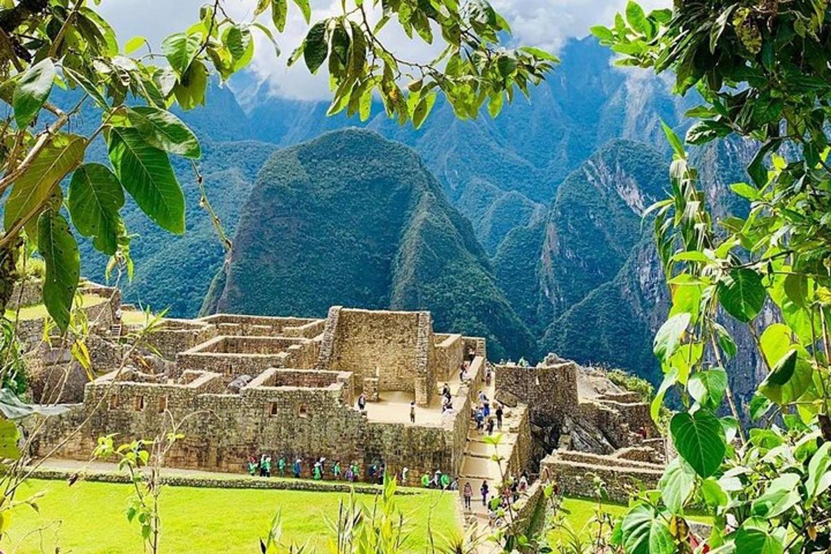 một tòa nhà cổ với những ngọn núi ở phía sau