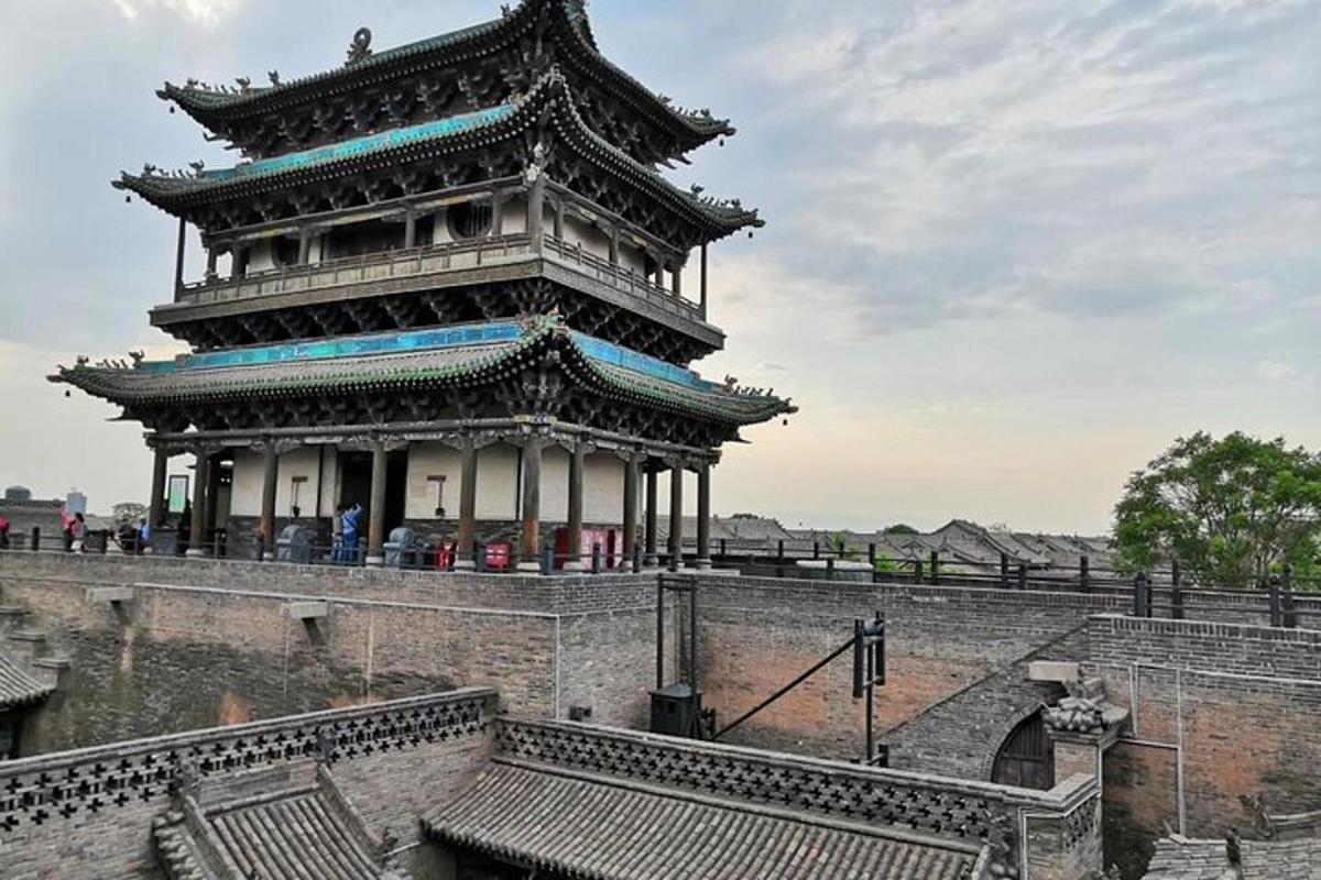 sebuah menara besar di atas sebuah bangunan