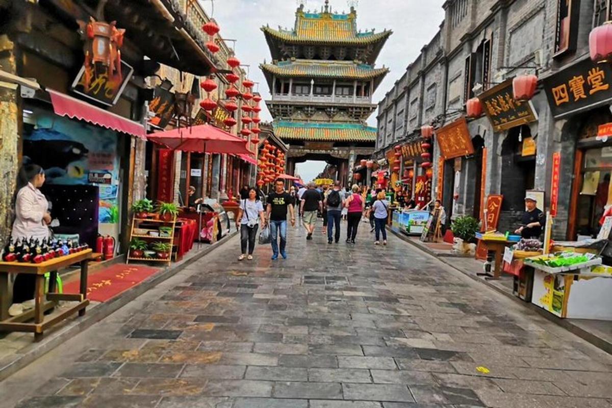 jalan di bandar asia dengan orang ramai berjalan menyusurinya