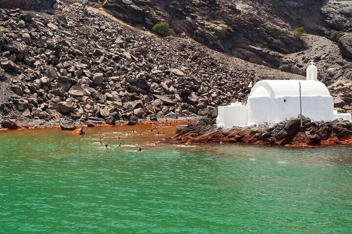 un gruppo di anatre che nuotano nell'acqua accanto a una chiesa