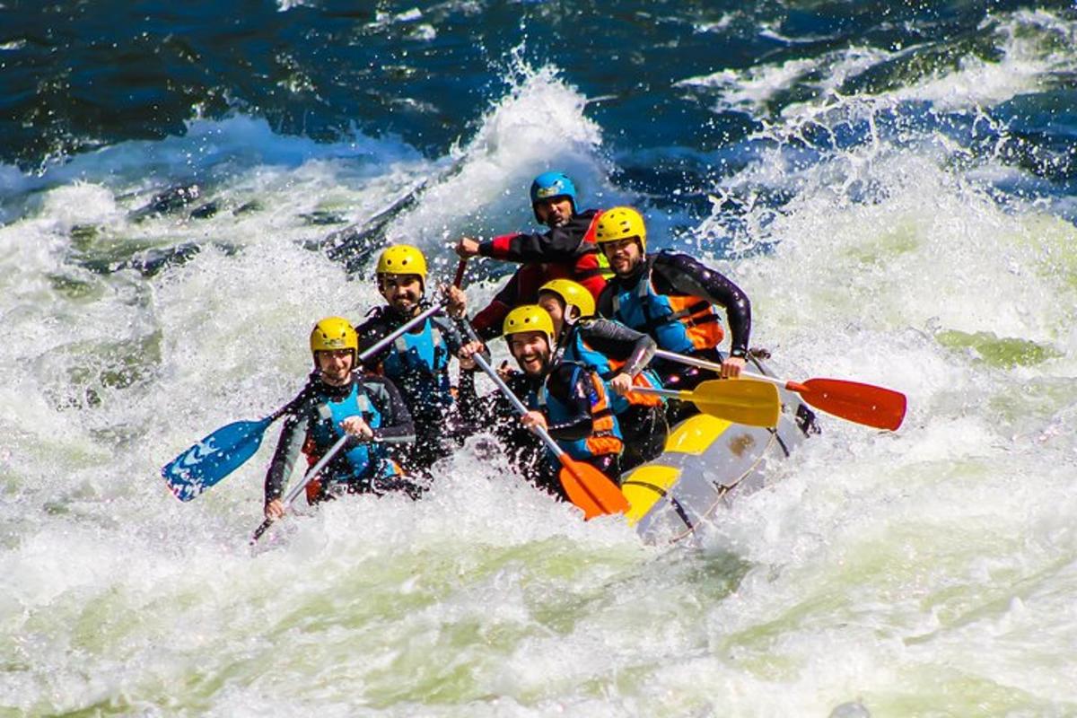 un gruppo di persone su una zattera in acqua