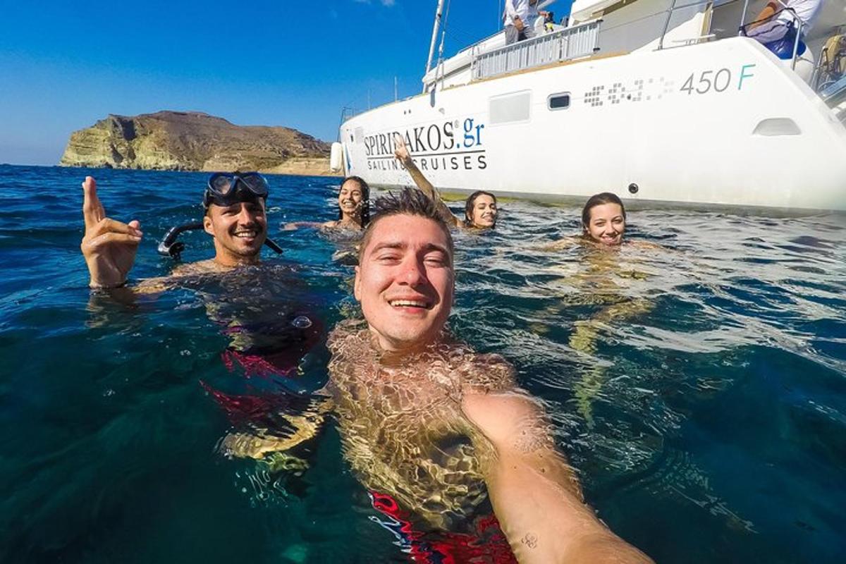 un gruppo di persone in acqua davanti a una nave