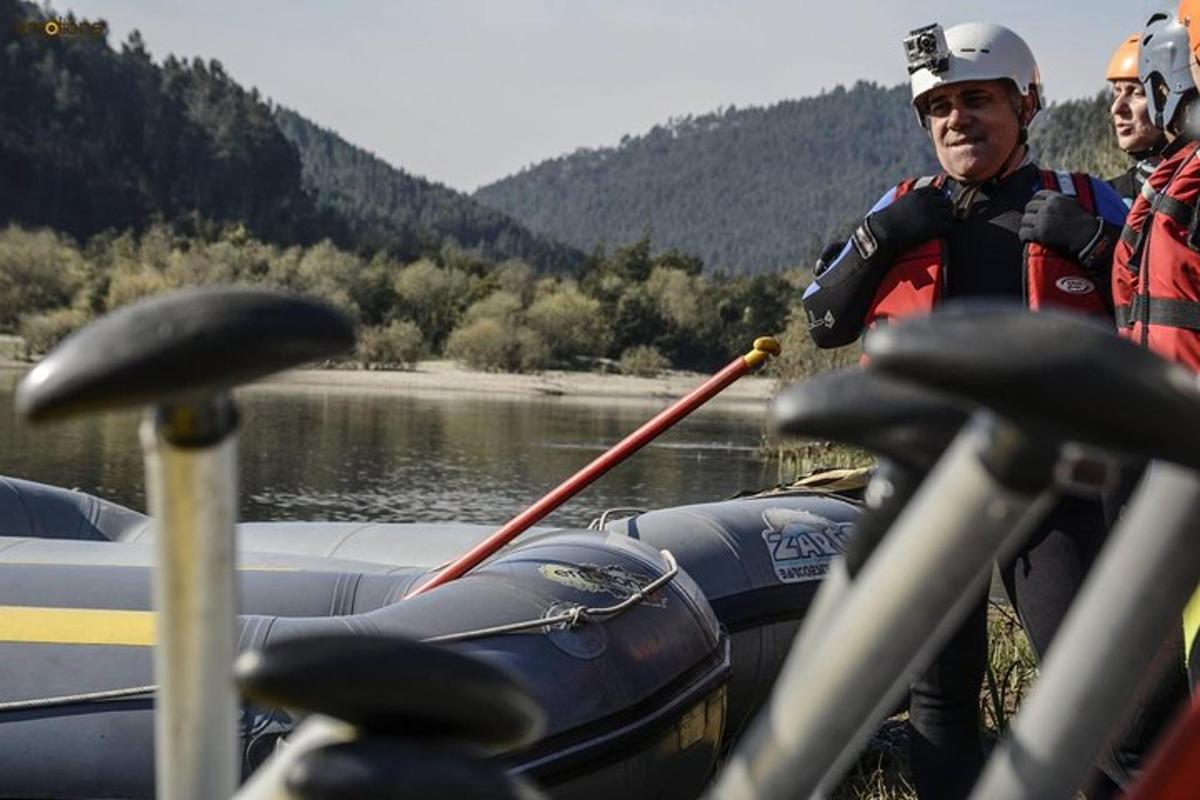 un gruppo di persone su una zattera su un fiume