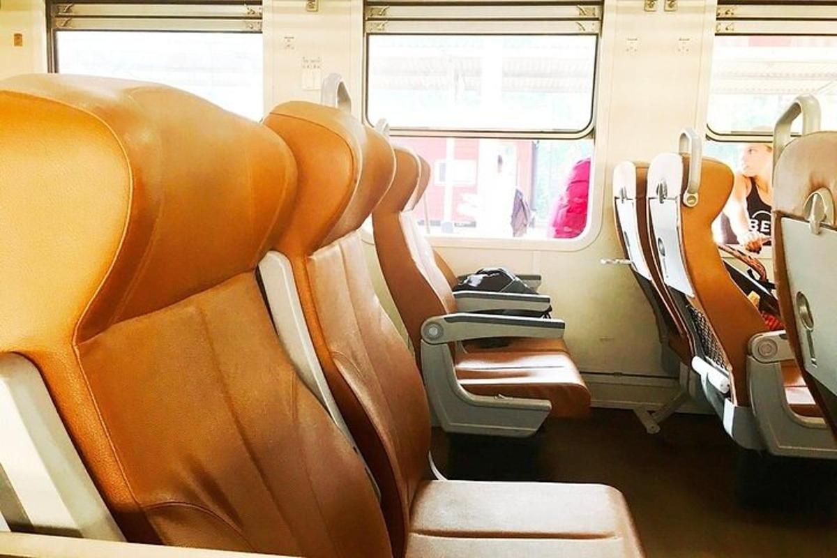 un autobus vuoto con sedili arancioni su un autobus