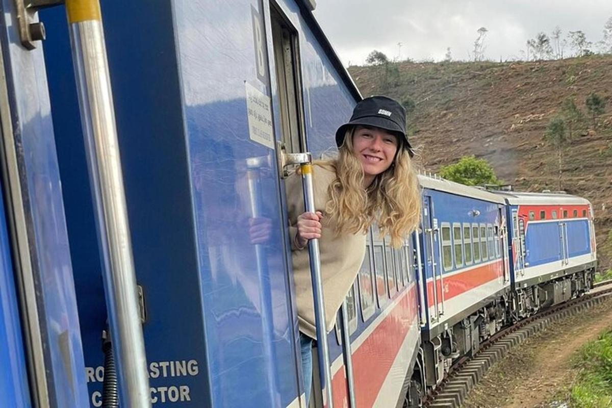 una donna sporge la mano da un treno
