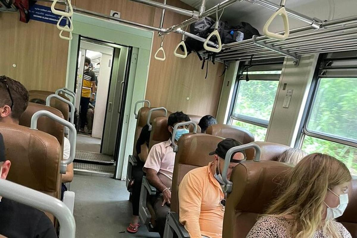 un gruppo di persone sedute su un treno con le mascherine