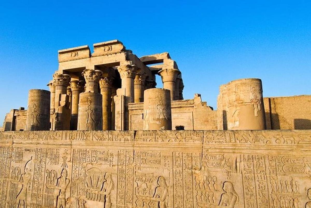 un edificio con geroglifici sul lato