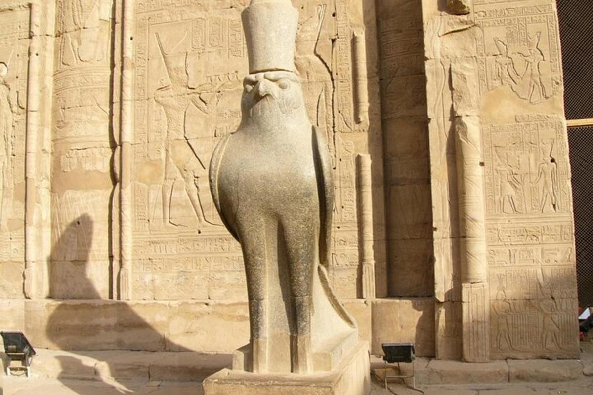una statua di una donna con un cappello in testa