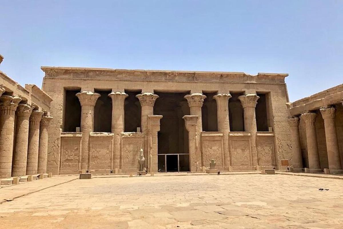 un grande edificio con colonne in un cortile