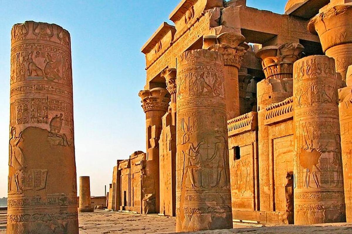 un edifici antic amb columnes i pintures
