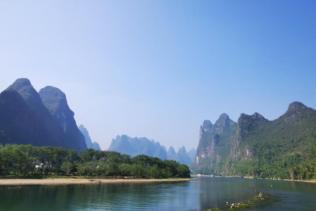 以山脉为背景的河流景观