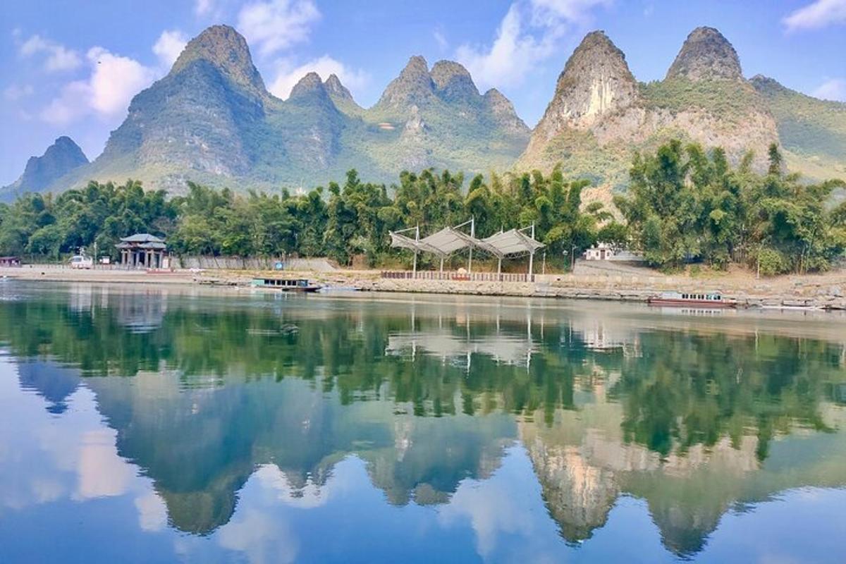 一大片水域，背景是群山