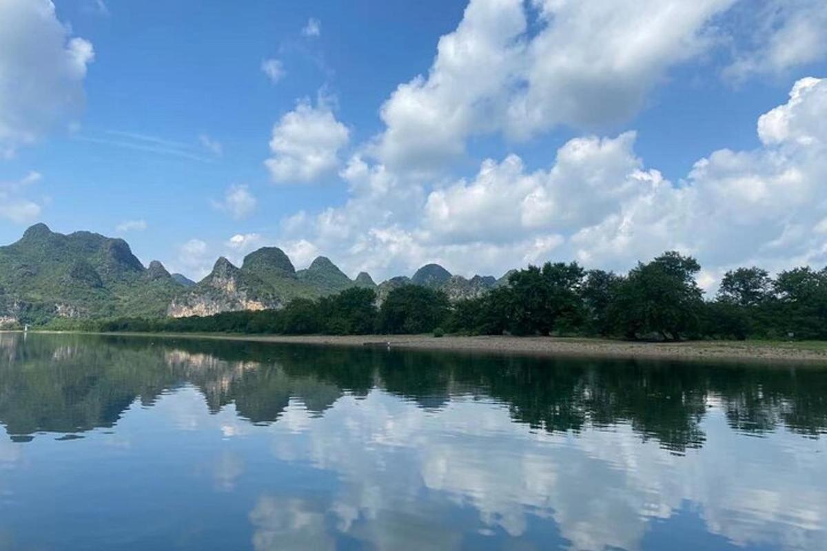 以山脉为背景的水域