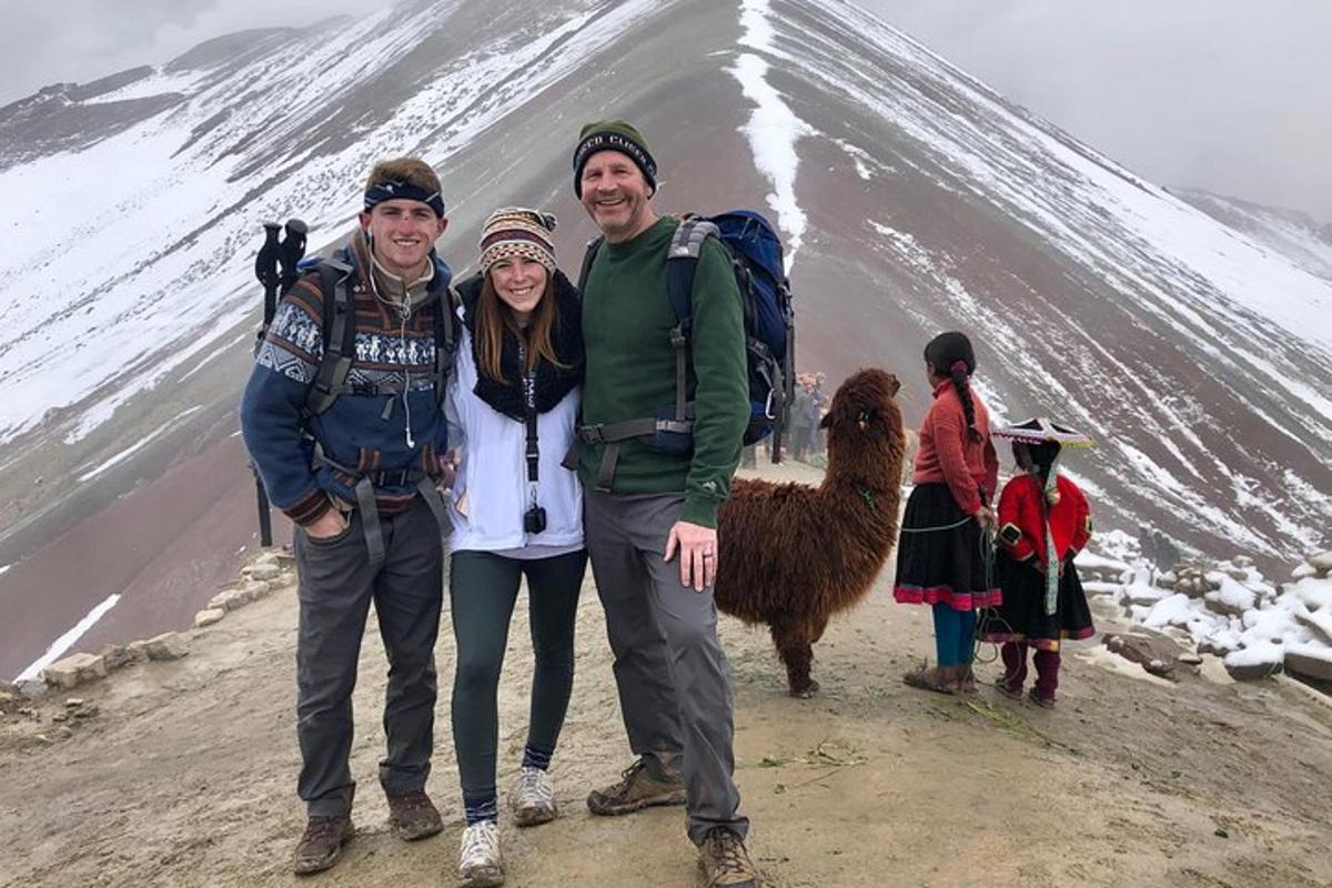 eine Gruppe von Menschen steht auf einem Berggipfel