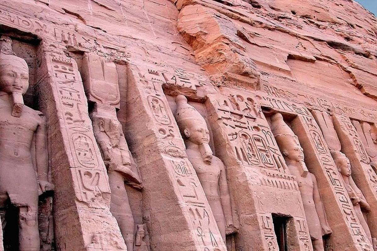 um edifício de pedra com estátuas ao lado