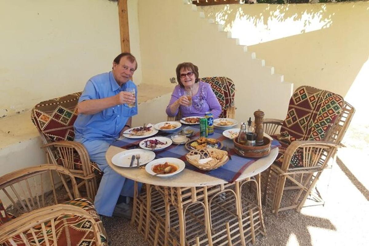 um homem e uma mulher sentados à mesa com bebidas