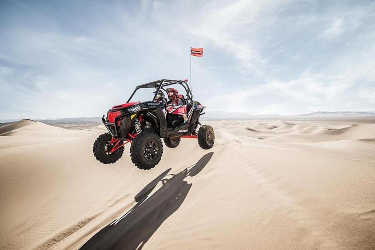 una persona che guida un quad nel deserto