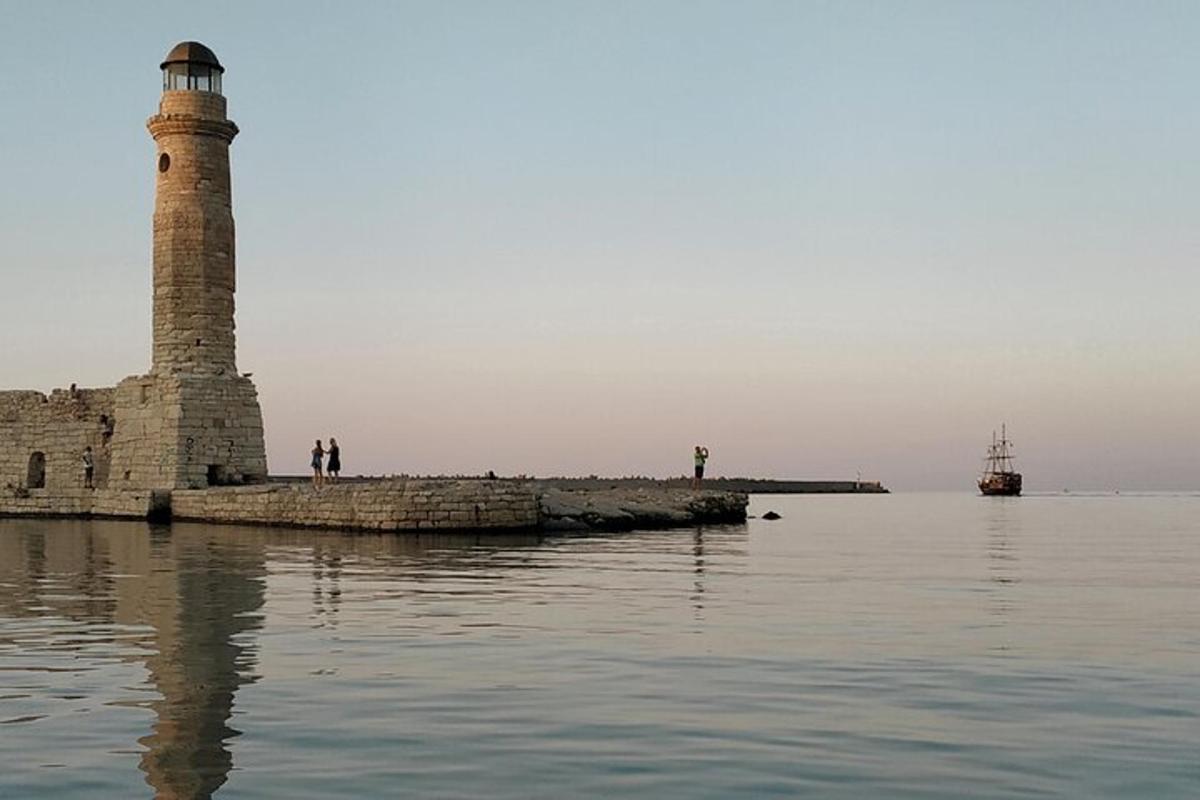 un far a l'aigua al costat d'una massa d'aigua