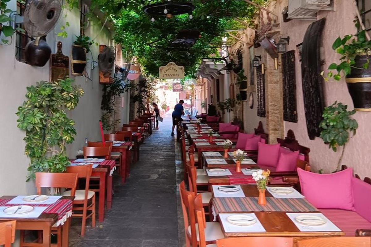 un carreró amb taules i cadires en un restaurant