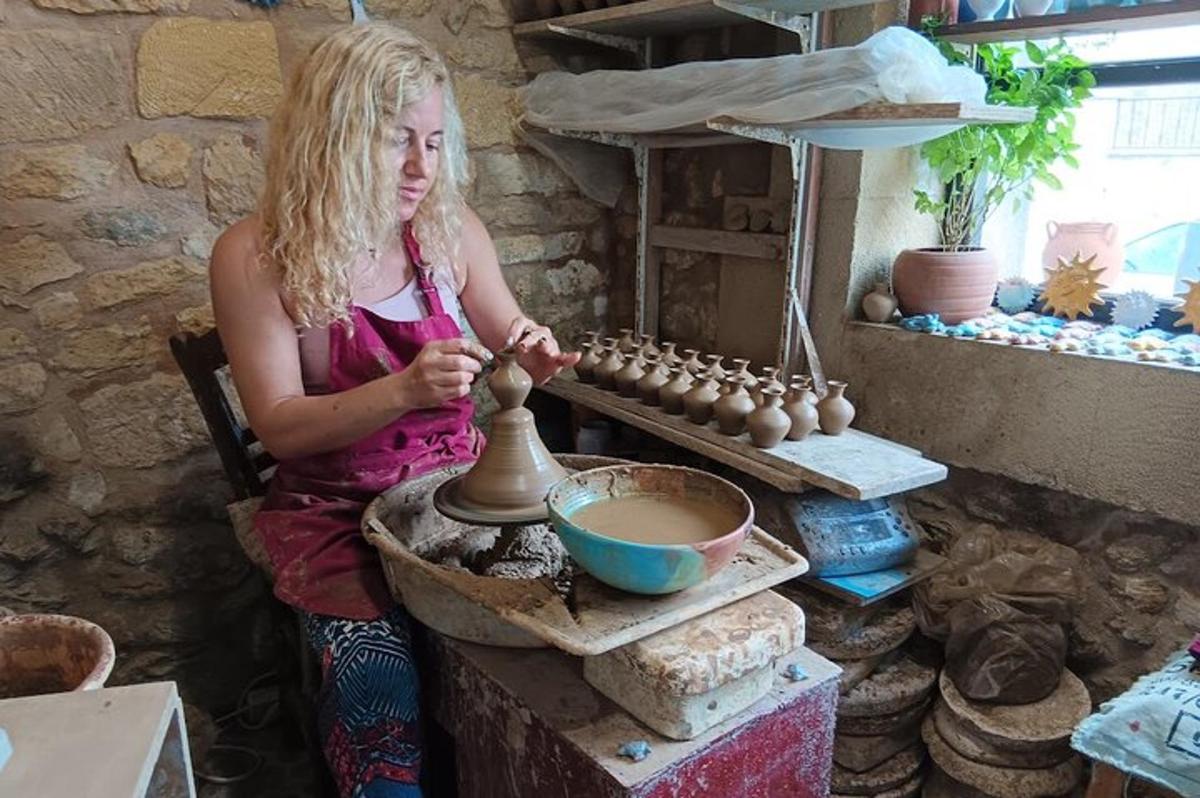 sieviete, kas gatavo vāzi uz māla ripas