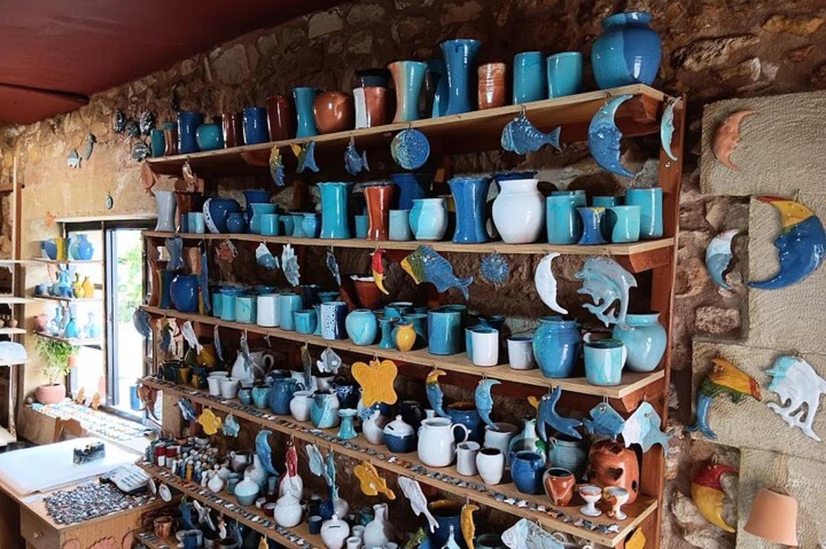 una paret amb prestatges plens de tasses i gerros