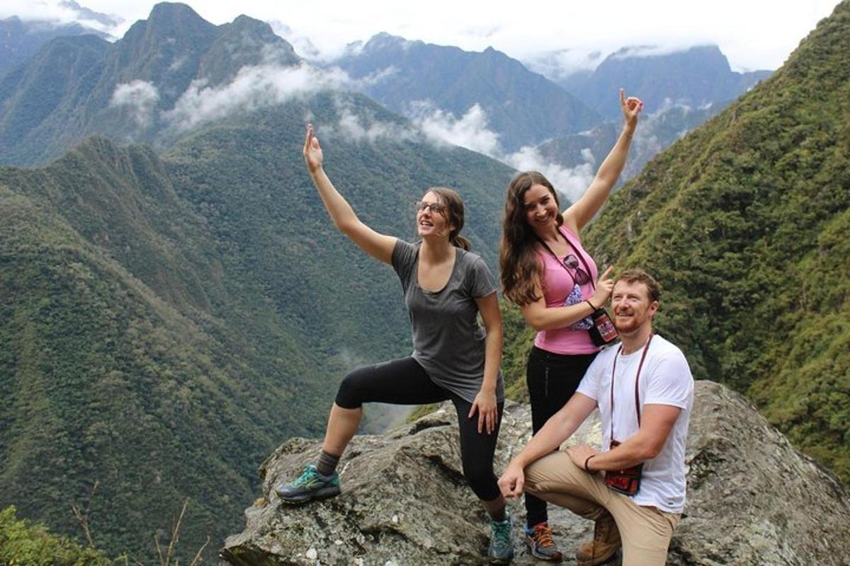 sekumpulan orang yang duduk di atas gunung