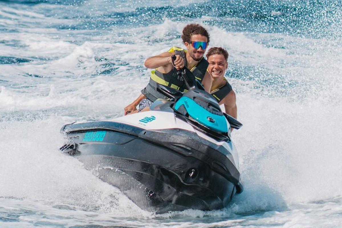 seorang lelaki dan seorang wanita menaiki jet ski di dalam air
