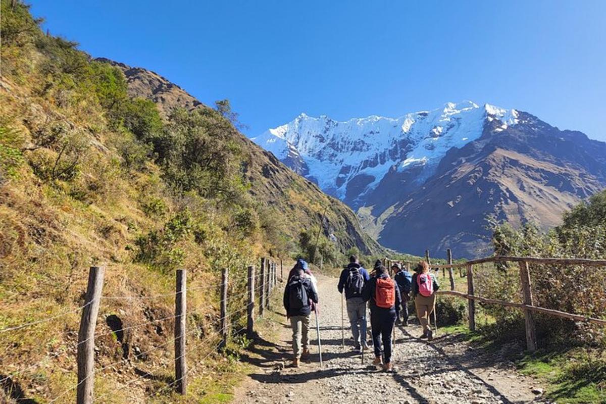 un gruppo di persone che cammina lungo un sentiero di montagna